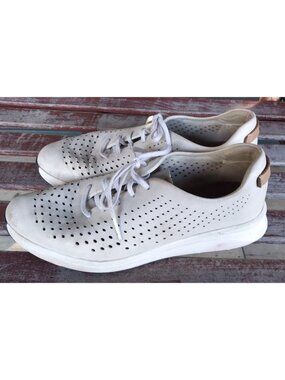 Clarks Unstructured White Perforated Leather Womens Lace-Up Sneakers Size 8 US